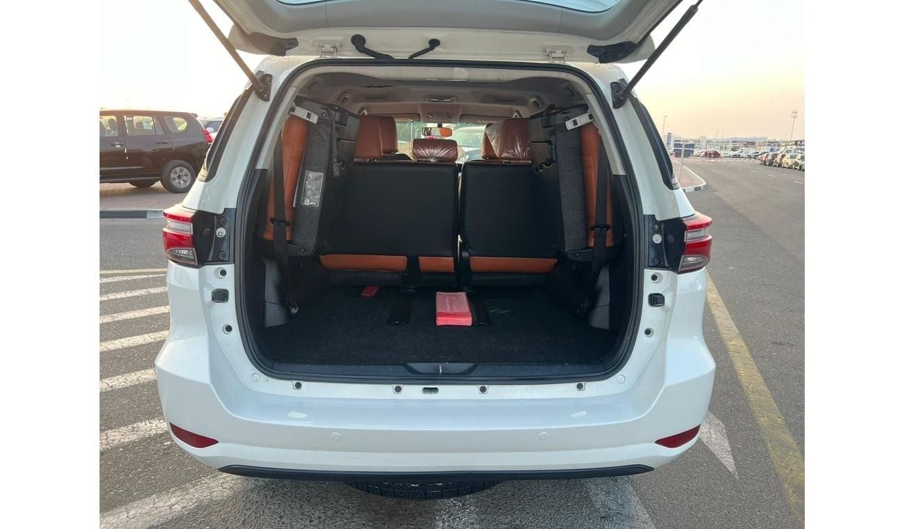 Toyota Fortuner 2017 TOYOTA FORTUNER GXR V6 4X4  FULL OPTION - PUSH START - LEATHER SEATS - REAR CAM - STEERING GEAR