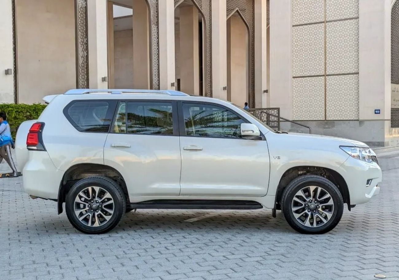 Toyota Prado Toyota prado 2022MODEL 4.0 Txl Petrol Engine Colour white push start Transmission Automatic Interior