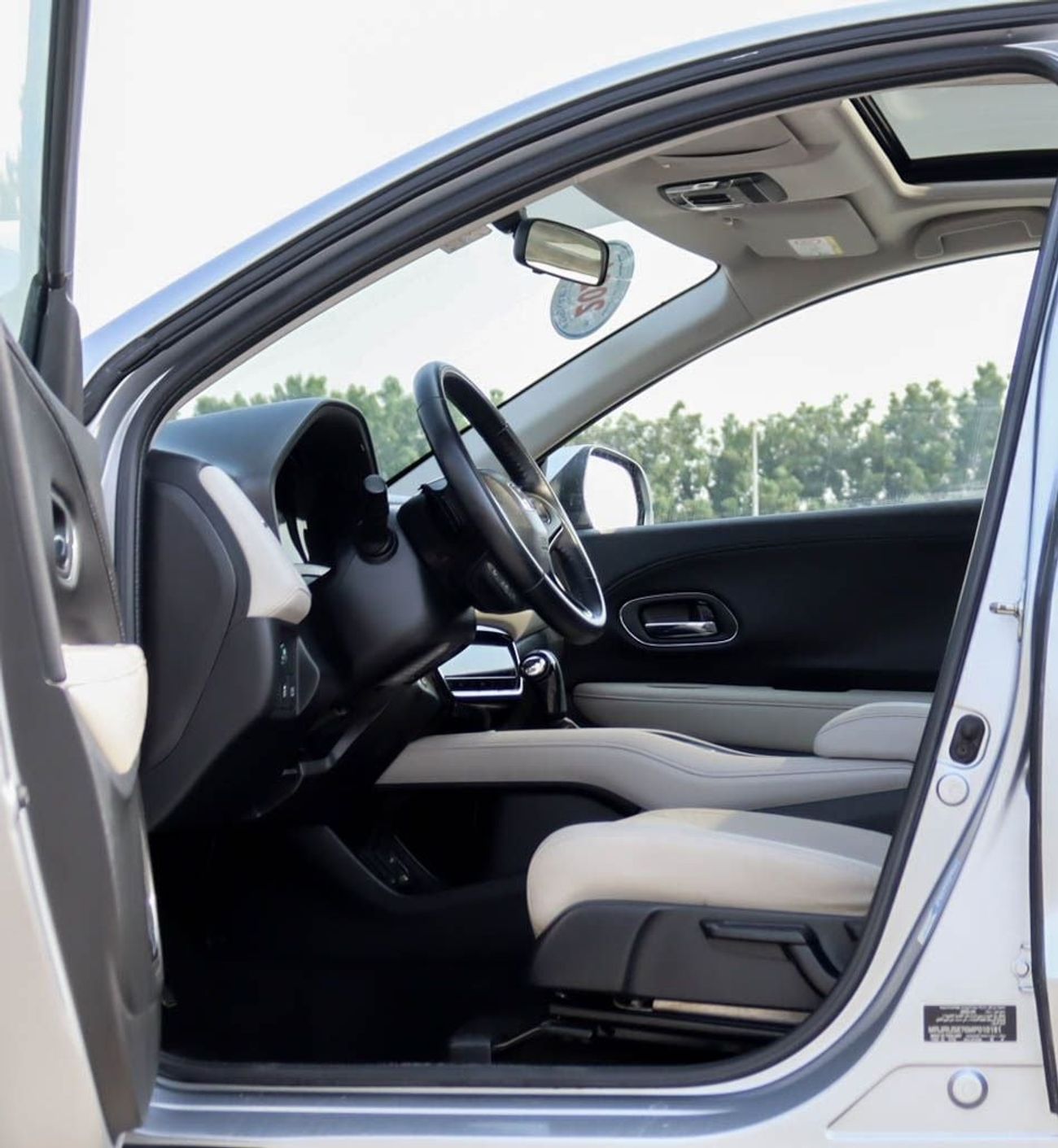 Honda HRV LX 1.5L Honda HRV 1.8L 2021 GCC accident free in excellent condition 1175 P.M