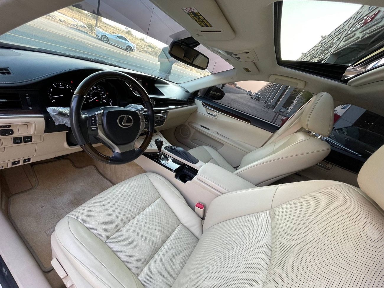 Lexus ES350 Platinum 3.5L 3.5 V6 / BIG SCREEN /COOLING AND HEATING SEATS / LOW MILEAGE / IN PERFECT CONDITION