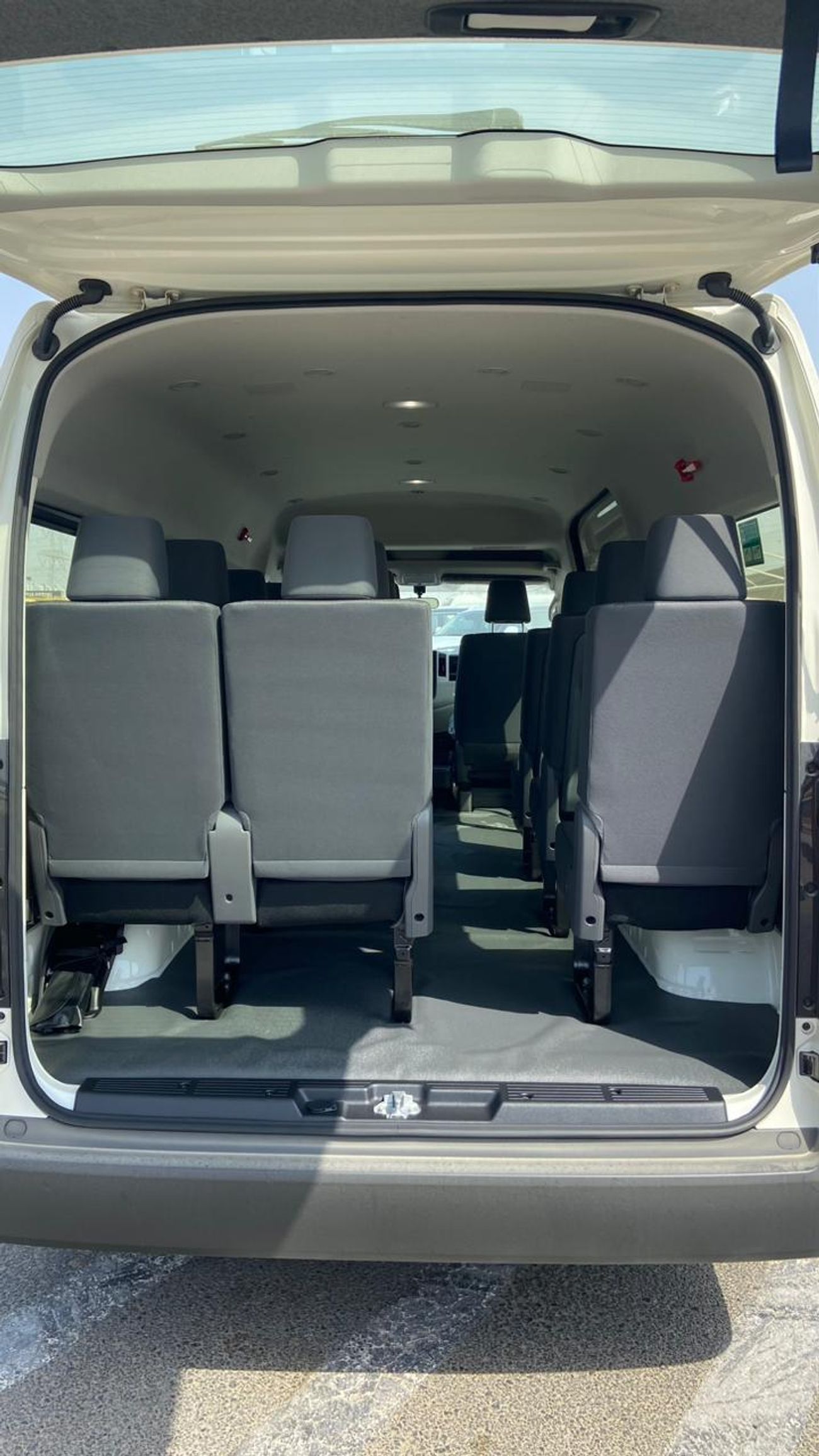 Toyota Hiace TOYOTA HIACE 2.8 DIESEL DX MANUAL TRANSMISSION