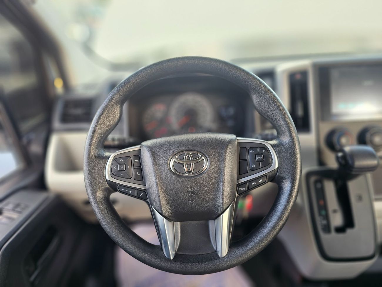 Toyota Hiace Commuter Highroof-3.5L-LHD-2WD-Side Glass-13 Seats- 4 Doors-Petrol-Automatic