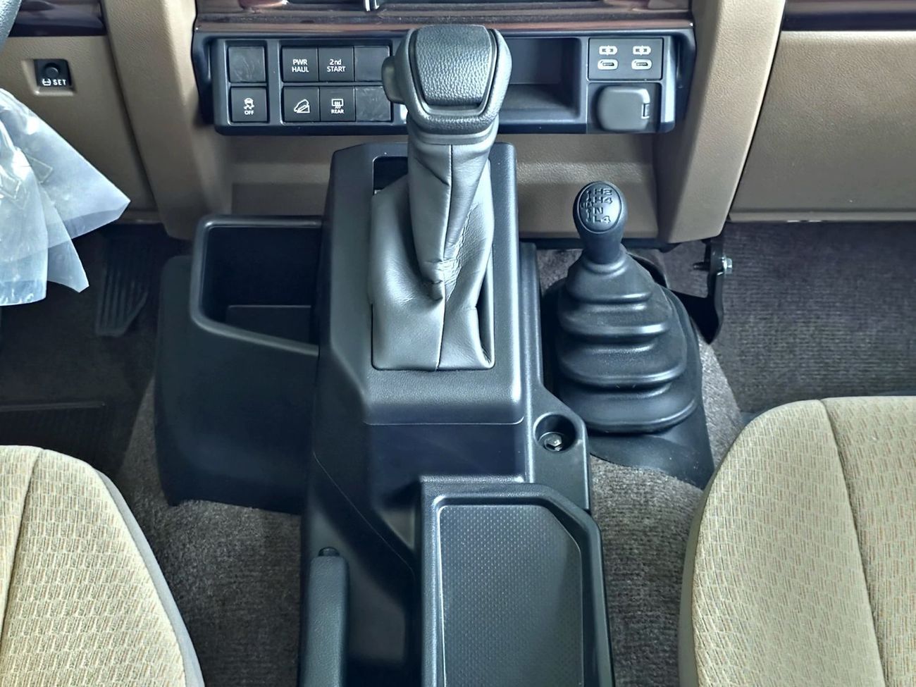 تويوتا لاند كروزر LC76 DIESEL 2.8T - STD - E - DIFF LOCK - A/T - WHITE INSIDE BEIGE - 2025 - OMANI