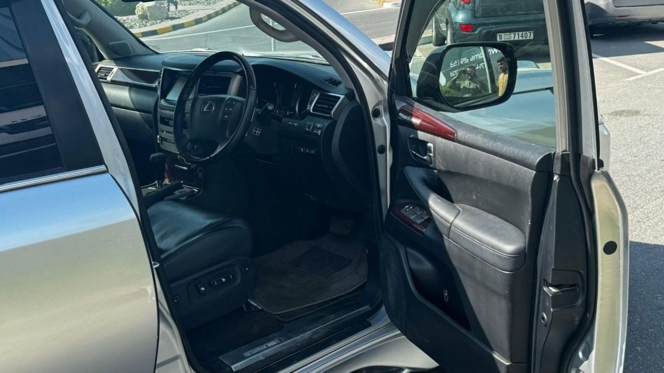 لكزس LX 570 Petrol 5.7 Liter Right Hand Drive Automatic Gear T.V With 4 Cameras