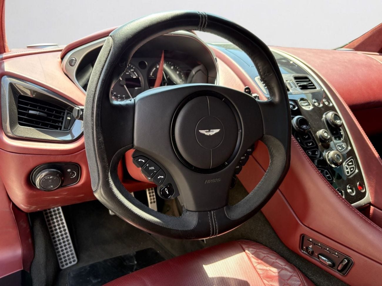 أستون مارتن فانكويش STD ASTON MARTIN VANQUISH | V12 | 2014 | GCC SPECS