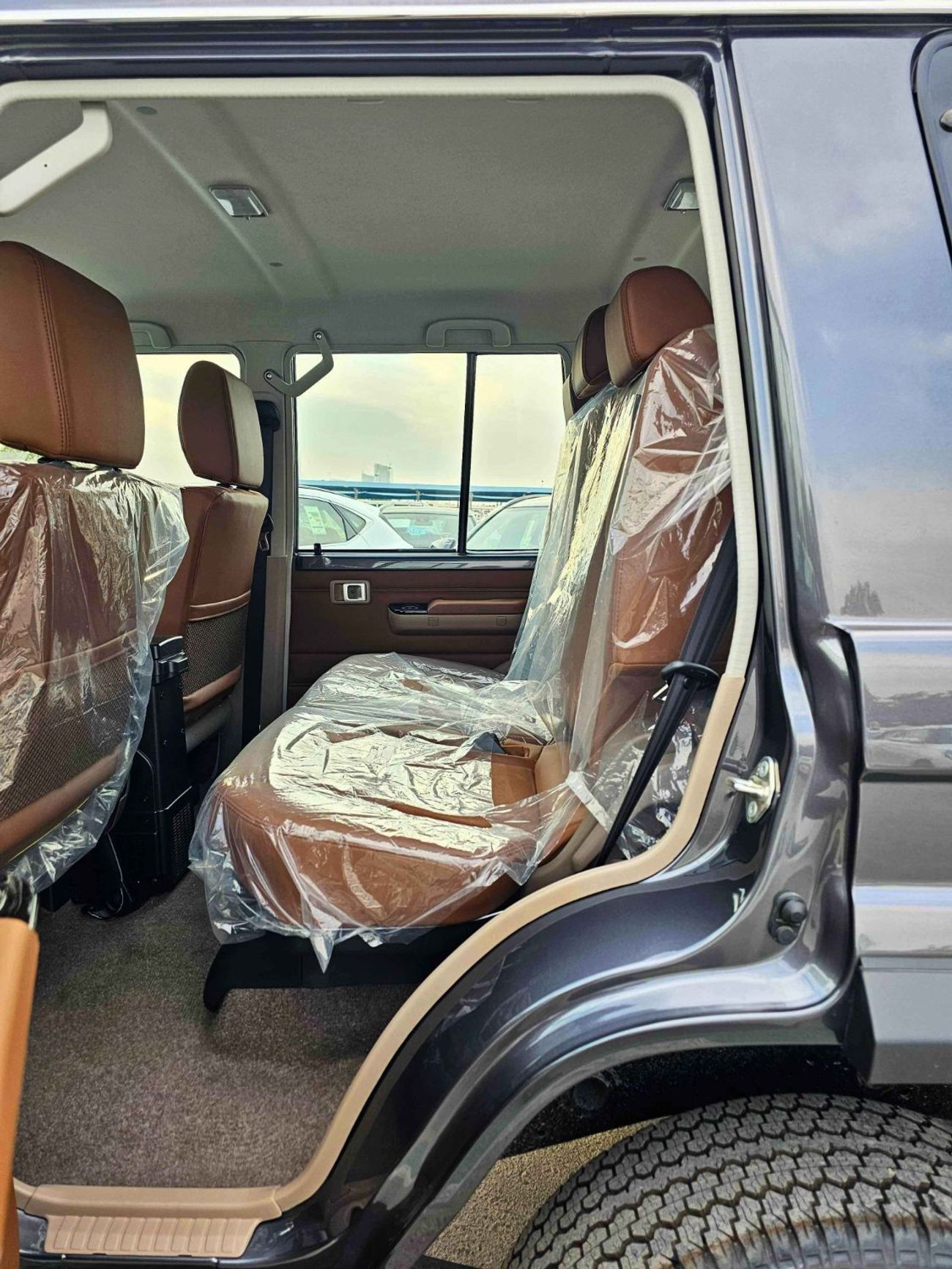 تويوتا لاند كروزر 70 LX LC76 / 4.0L PETROL A/T / DIFFLOCK / WINCH, SNORKEL / REFRIGERATOR / OVER FENDER (CODE # 76PAF)