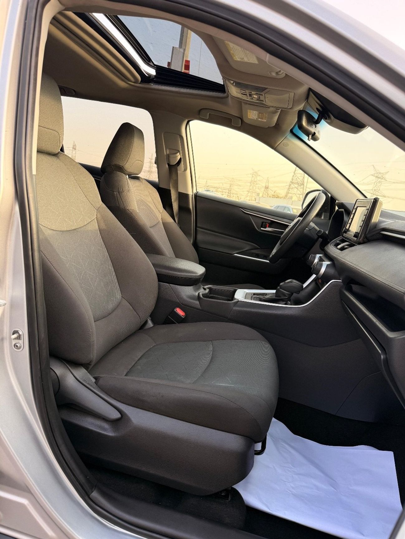 Toyota RAV4 XLE 2.5 L Sunroof, push start Full option