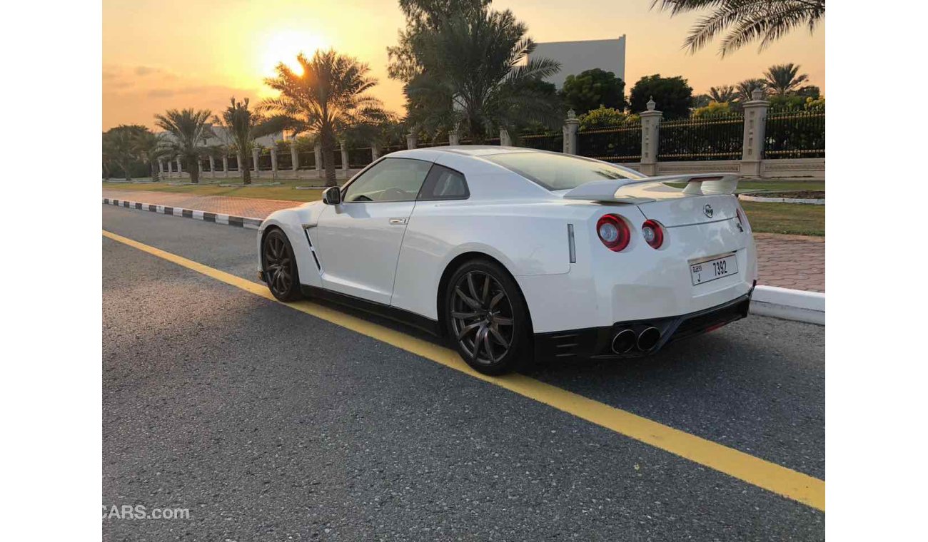 Nissan GT-R سياره نظيفه جدا صبغة وكاله تشييكات وكاله داخل الضمان بحاله ممتاذه