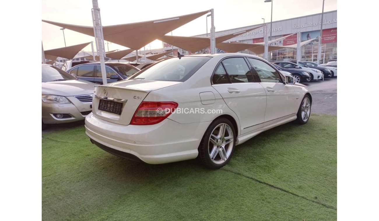 مرسيدس بنز C200 خليجي بانوراما موديل  2011 مثبت سرعه تحكم رنجات حساسات جناح خلفي رنجات بحاله ممتازه