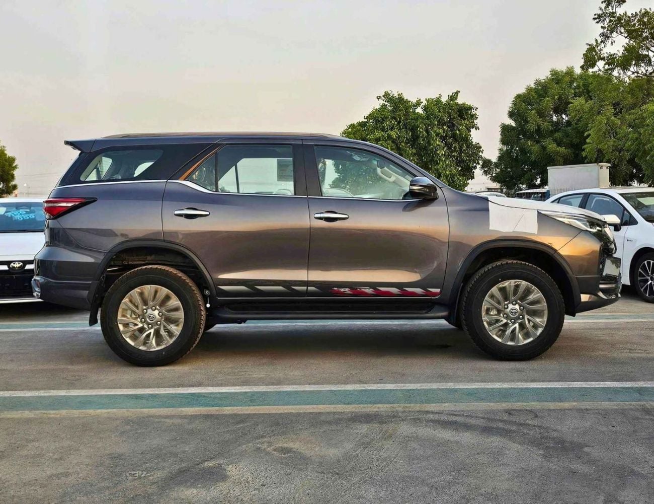 تويوتا فورتونر SR5 ADVENTURE / 4.0L V6 PETROL / CLIMATE WITH LEATHER SEATS / DIFFLOCK / AUTO A/C (CODE # F6HA)