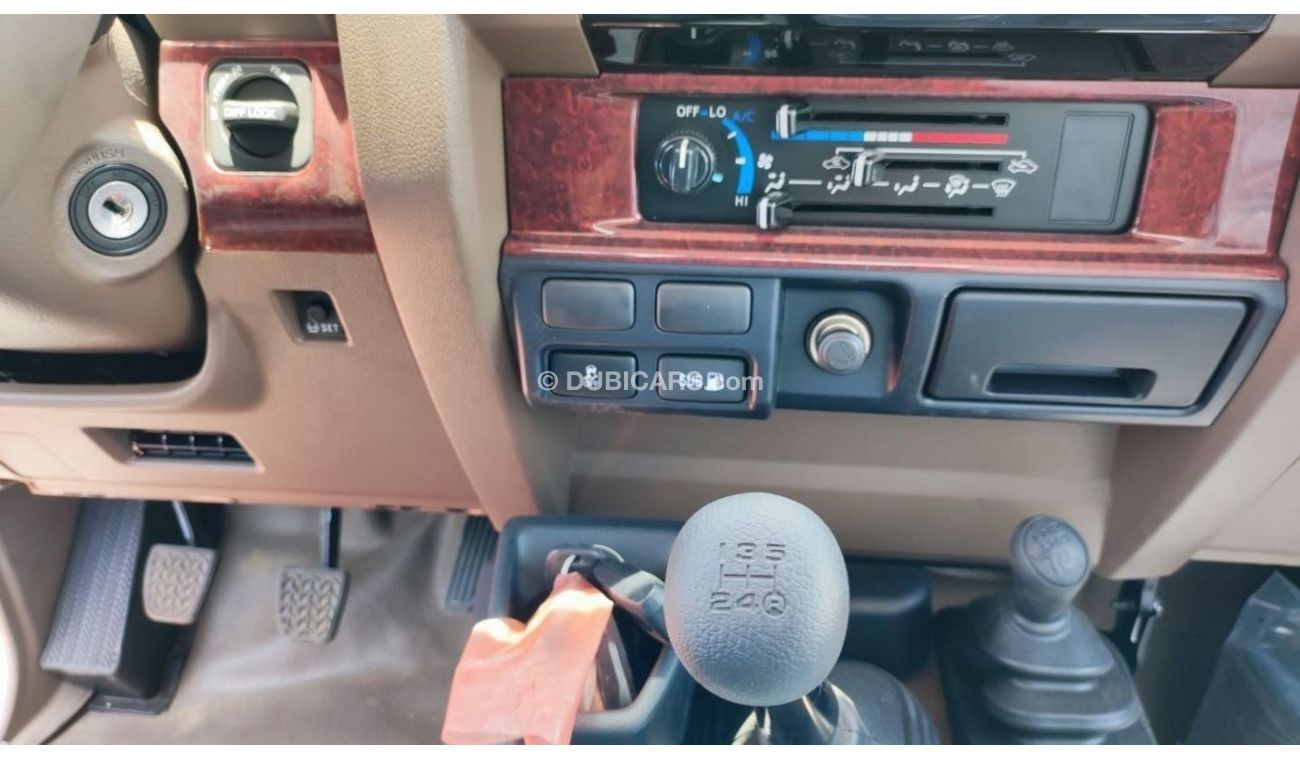 Toyota Land Cruiser Pick Up Toyota Land Cruiser Pick Up Single Cabin M/T 4.5L V8 Diesel 4X4 White color