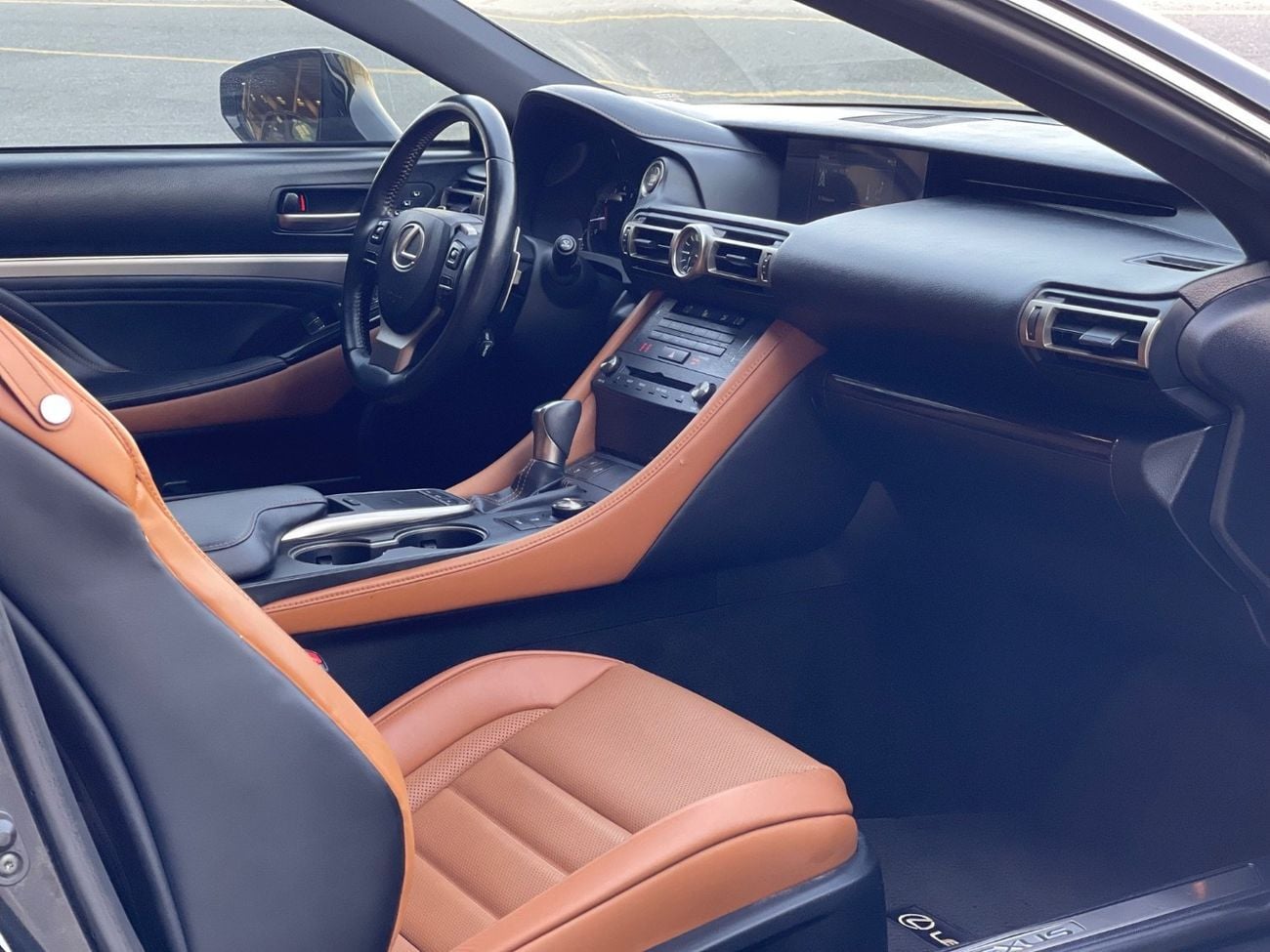 لكزس RC 350 F SPORT PLATINUM 3.5L V6 / SUNROOF / RADAR / REAR WHEEL DRIVE / BIG RIMS / COOLING AND HEATING SEATS