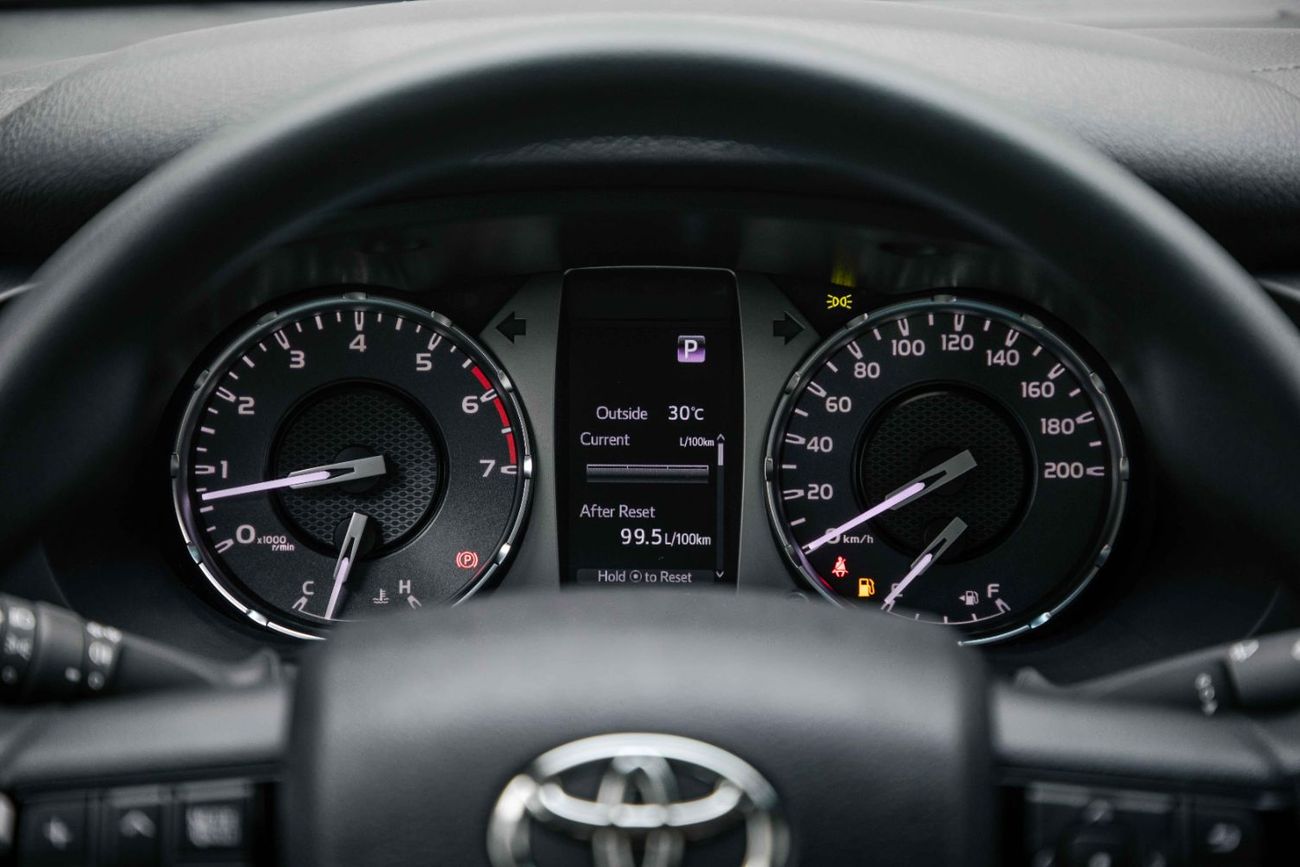 تويوتا هيلوكس 2.7L - Super White Inside Red | Export Only