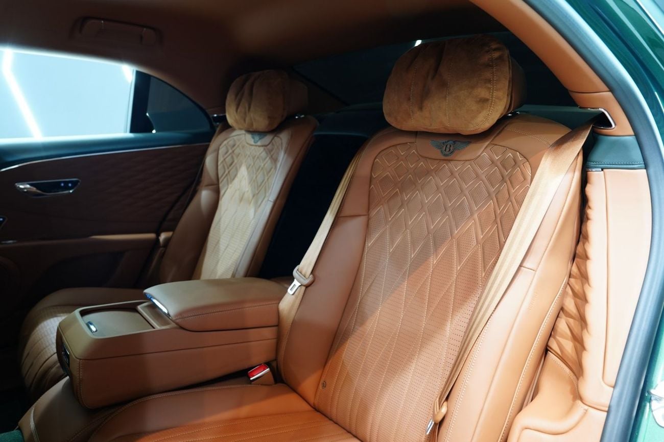 Bentley Flying Spur 2022 Bentley Flying Spur V8, Mulliner Driving Specs, Rare Green, Rear Touchscreen!!