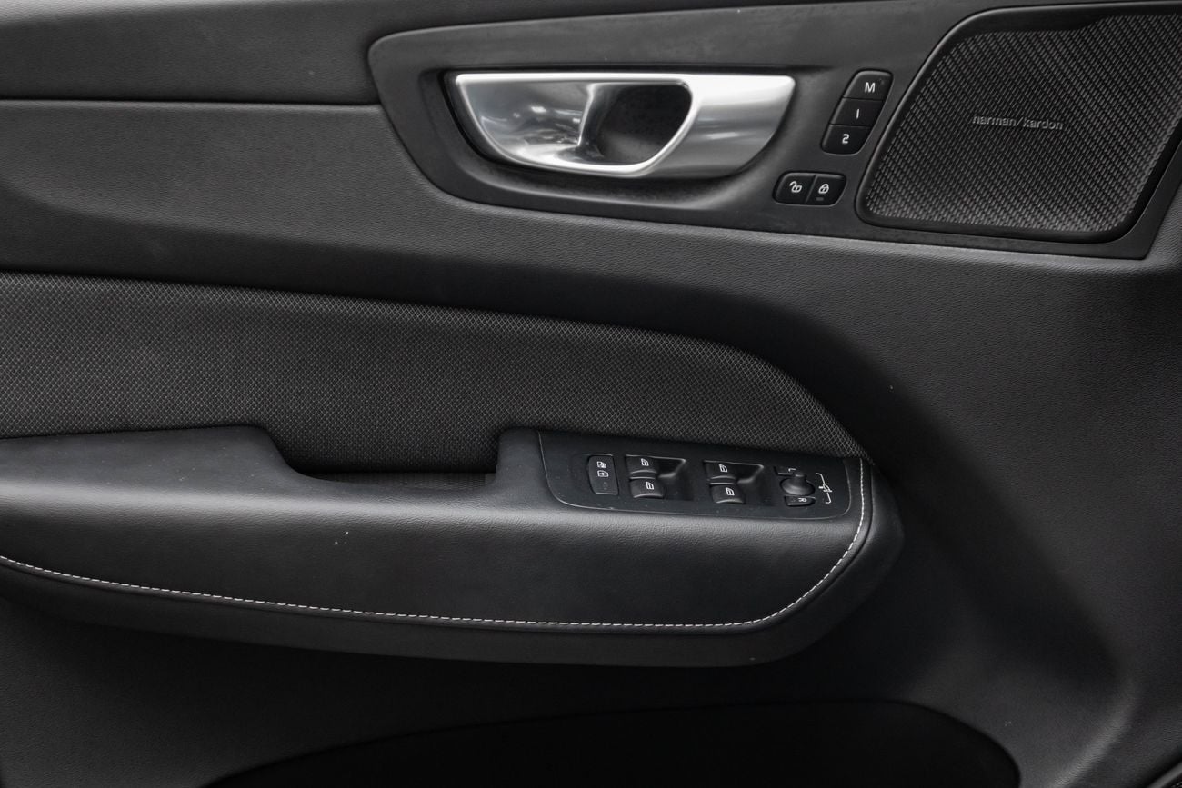 فولفو XC 60 B5 ULTIMATE DARK Volvo XC60 B5 Ultimate Dark