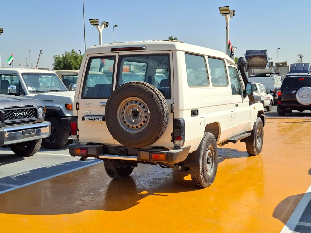 Toyota Land Cruiser 70 DX 4.0L M/T Toyota Land Cruiser LC78 Hardtop 3 Doors Long  MT 4.0L Petrol V6 Two Tank 2025 MID