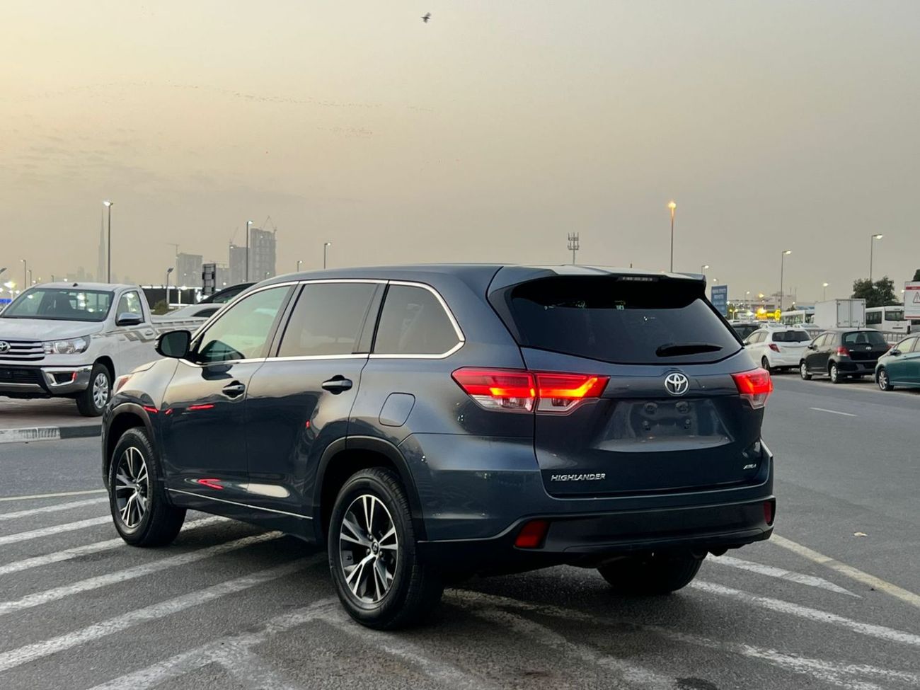 تويوتا هايلاندر 2018 Toyota Highlander Mid Option 2.7L V4 -AWD 4x4 - Rear Camera - Leather Seat