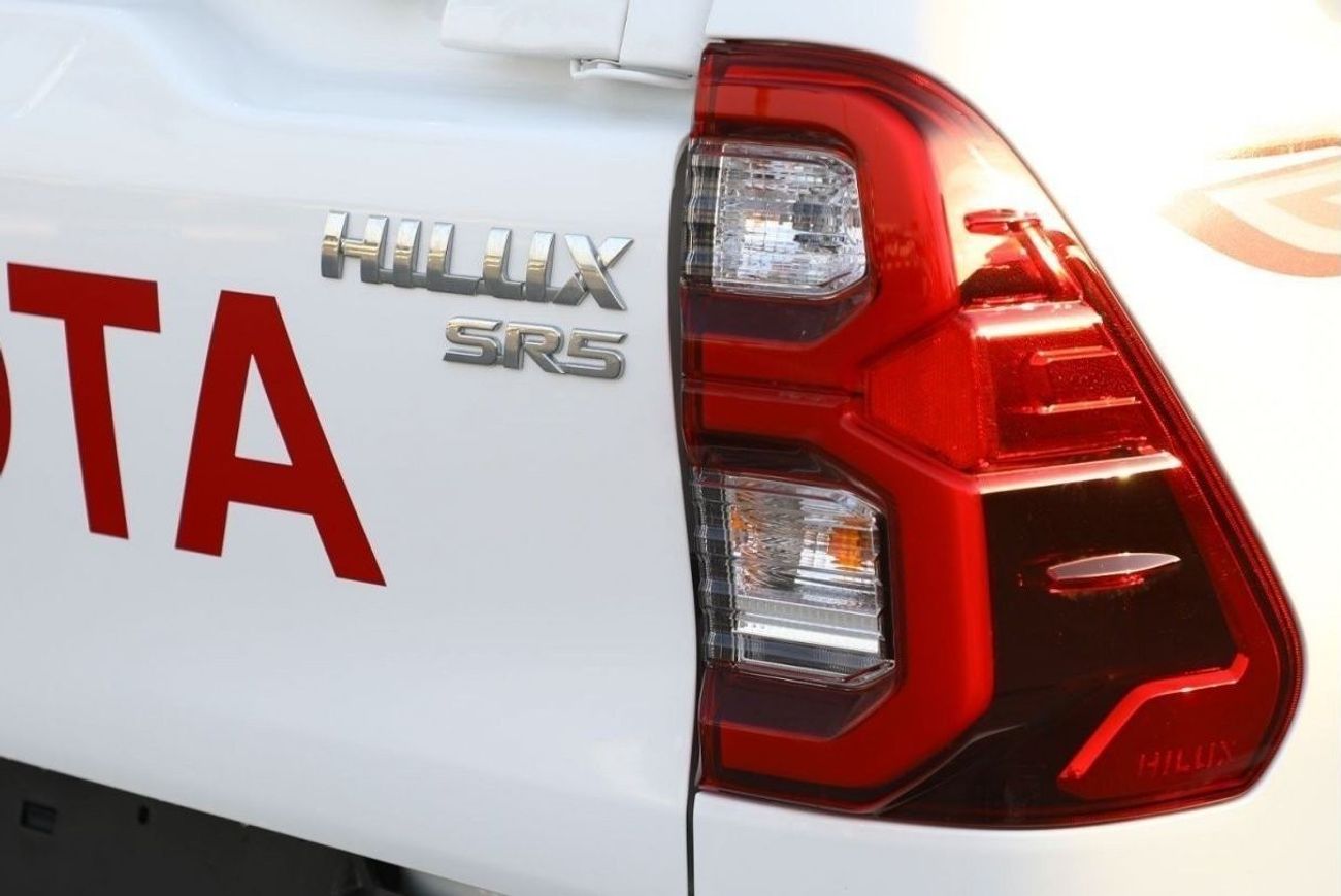 تويوتا هيلوكس Get 2023 Toyota Hilux 4x4 DC 2.8 SR5 - White inside Maroon