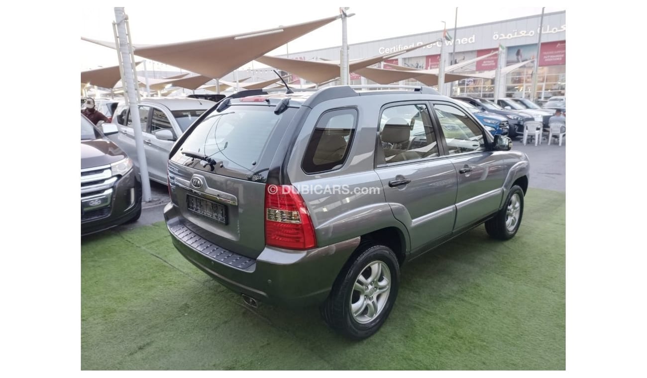 Kia Sportage 2008 model, Gulf agency, gray color, beige interior, in excellent condition, alloy wheels, rear sens