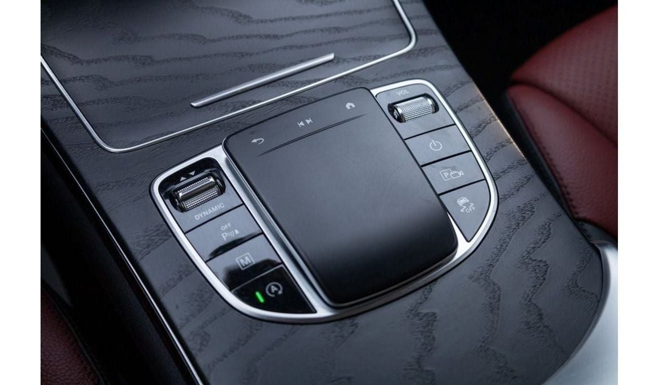 مرسيدس بنز GLC 200 Premium 2.0L RWDMercedes-Benz GLC200 2022 GCC under Agency Warranty with Flexible Down-Payment.