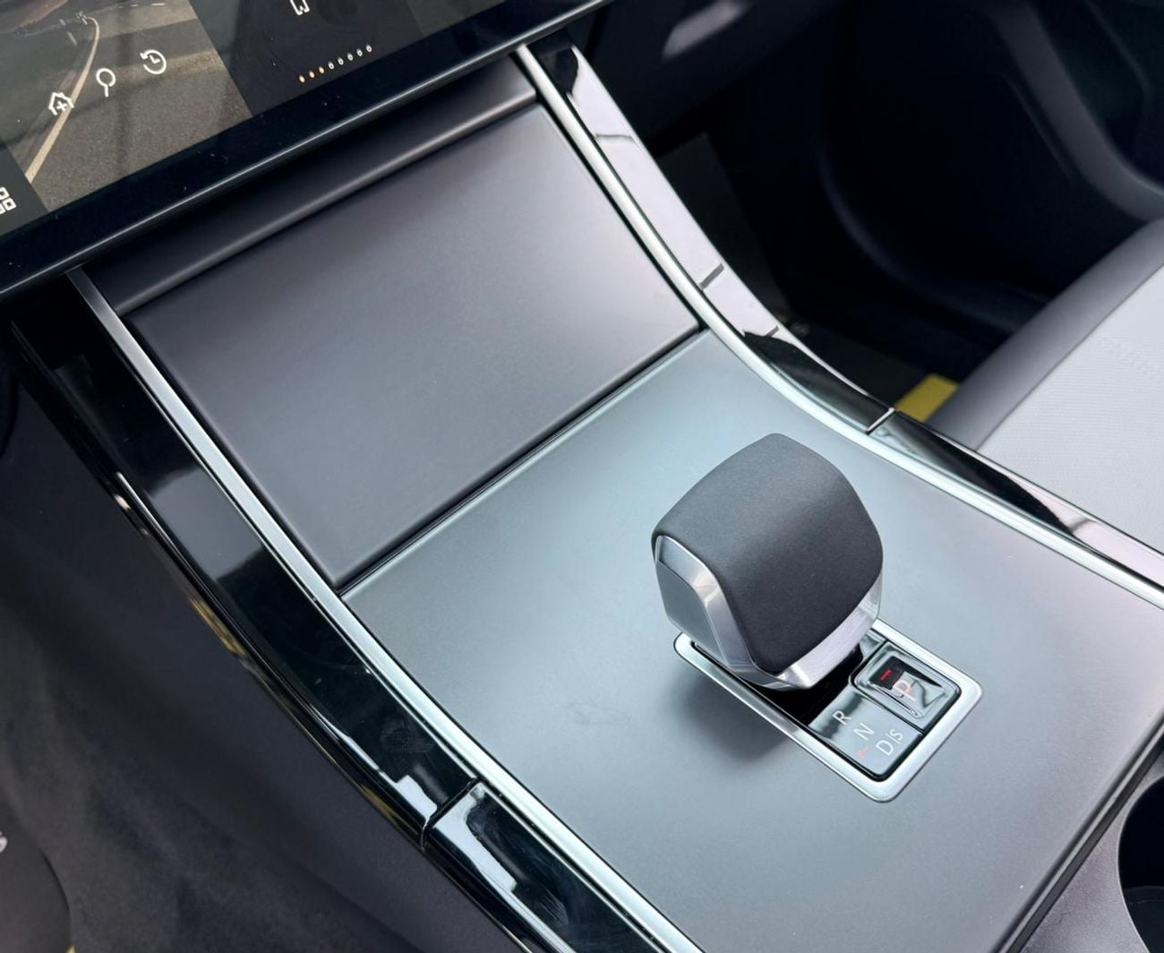 لاند روفر رينج روفر فيلار 2025 Range Rover Velar P250 R-Dynamic SE, 2029 LR Warranty + Service Pack, Fully Loaded, GCC