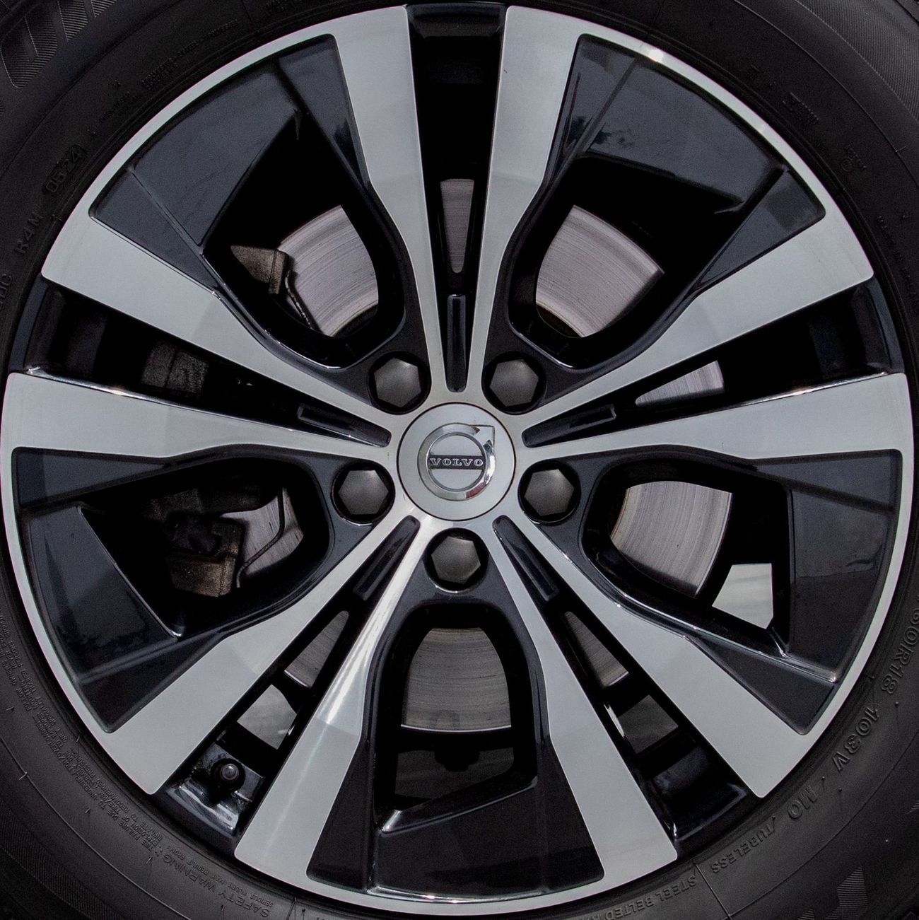 فولفو XC 60 B5 Momentum 2.0L