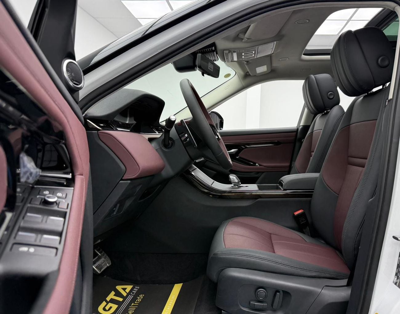 لاند روفر رانج روفر إيفوك DYNAMIC SE P250 P250 SE 2.0L 2025 Range Rover Evoque P250 Dynamic SE ,Warranty ,Brand New.