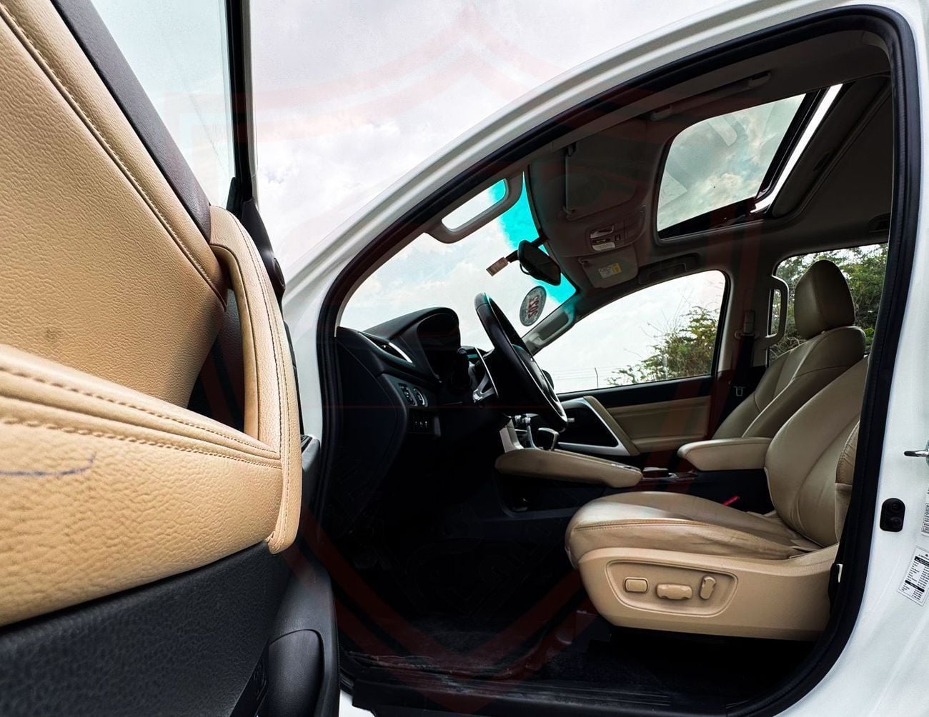 Mitsubishi Montero Sport GLS Premium 3.0L (7 Seater) Mitsubishi Montero Sport | 3.0 L | 2022 | GCC | Original Paint | Acciden