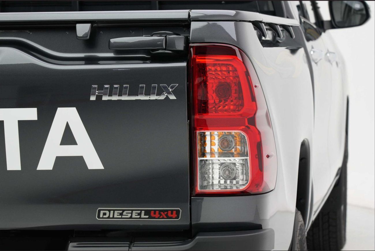 Toyota Hilux 2.4L 4X4 D/C STD(i) M/T DIESEL