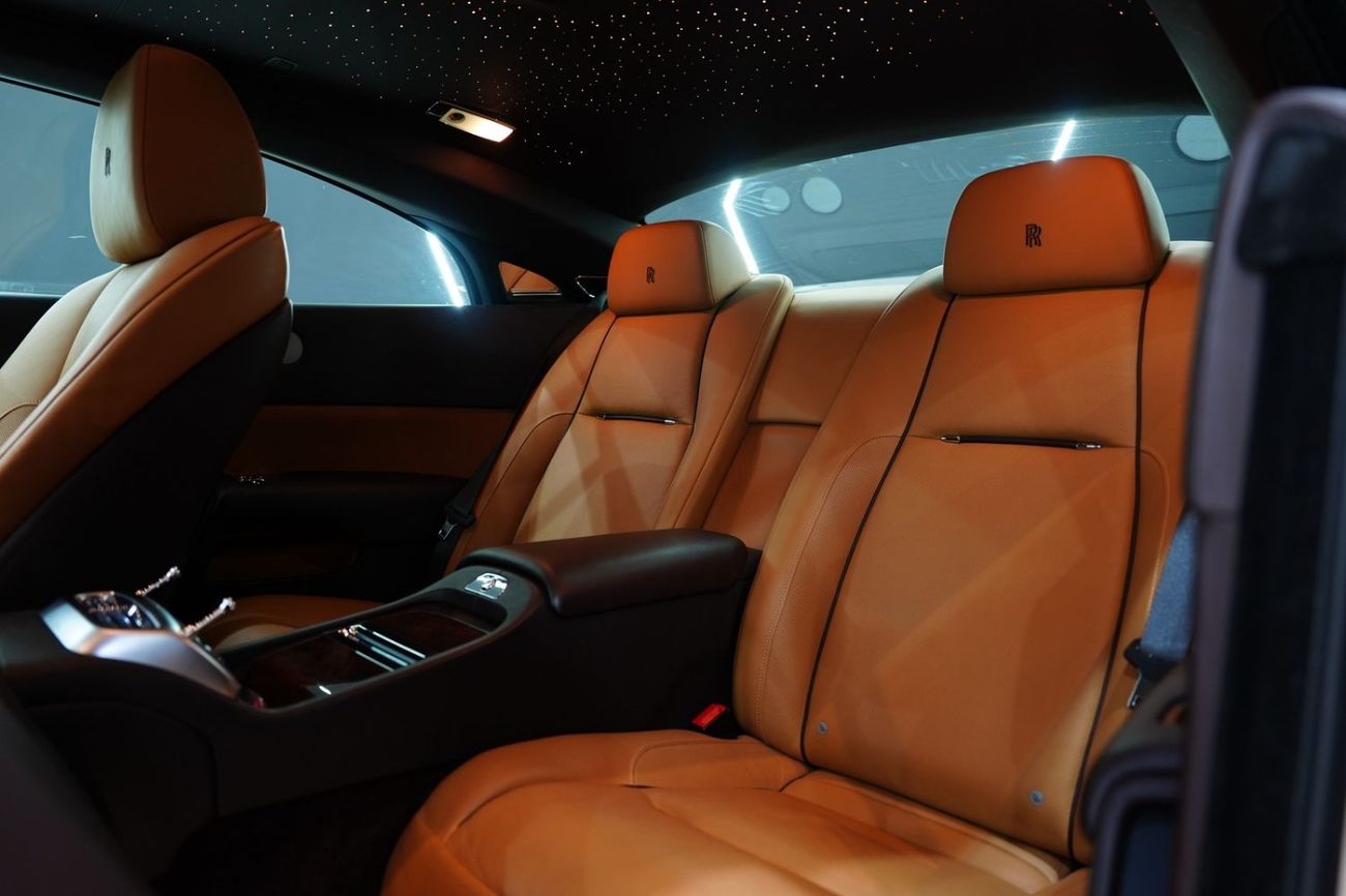 Rolls Royce Wraith STD 2016 Rolls-Royce Wraith, Upper Two-Tone, Starlight Roof, GCC Spec!!