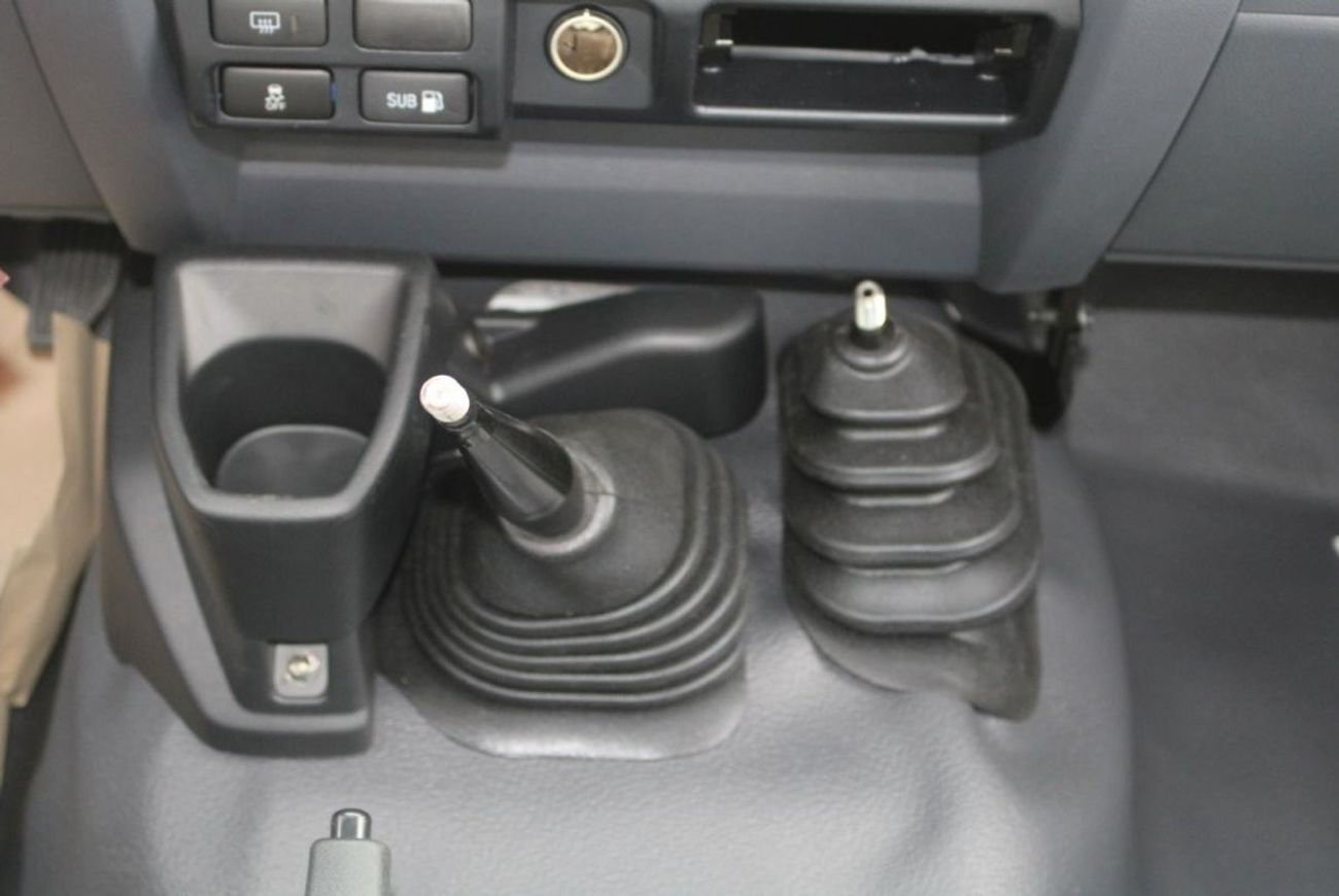 Toyota Land Cruiser 70 TOYOTA LANDCRUISER 78 4.5L V8 DIESEL 9 SEATER TROOP CARRIER MANUAL