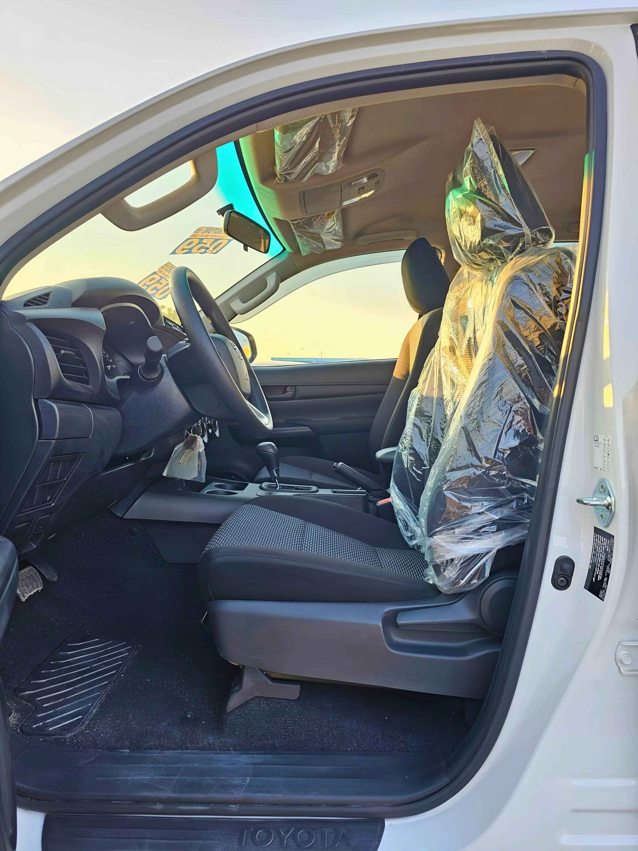 Toyota Hilux NORROW BODY / 2.7L V4 PETROL / A/T / PLASTIC BUMPER / BASIC STEEL WHEEL (CODE # 69045)