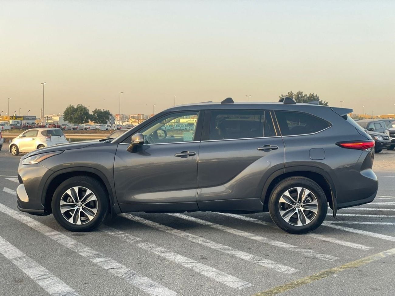 تويوتا هايلاندر 2023 Toyota Highlander XLE 2.4L V4 Turbo Full Option - Full 7 Seater Trunk Auto - Wireless Charge -