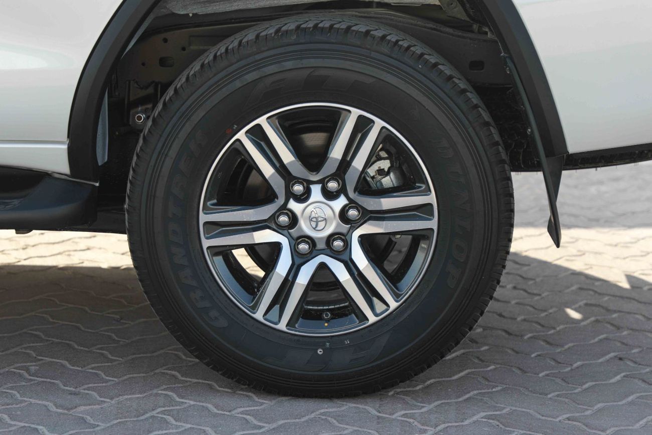 تويوتا فورتونر 2025 Toyota Fortuner GXR 4.0 - Platinum White inside Beige | Export Only