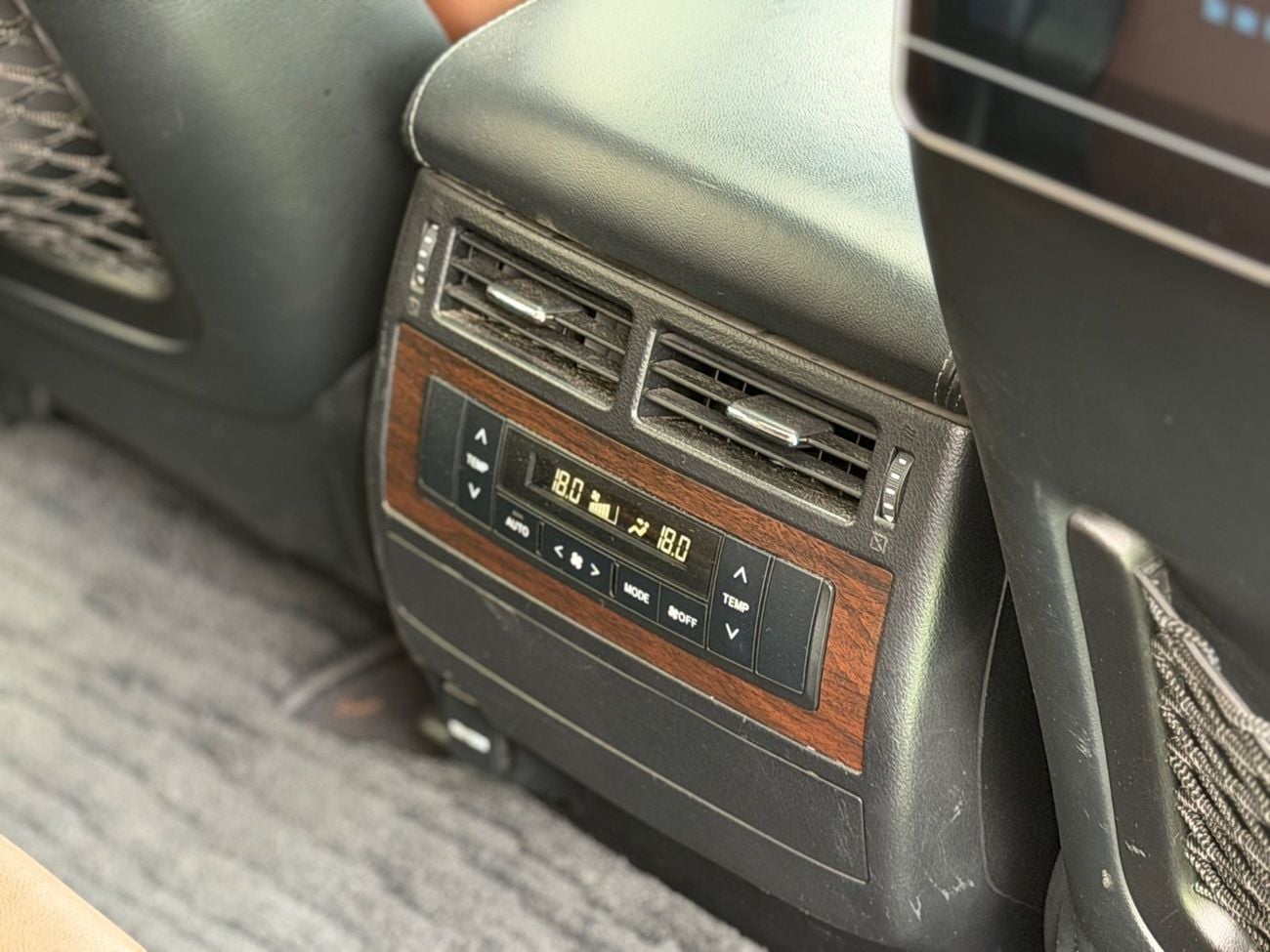 تويوتا لاند كروزر VXR+ 5.7L