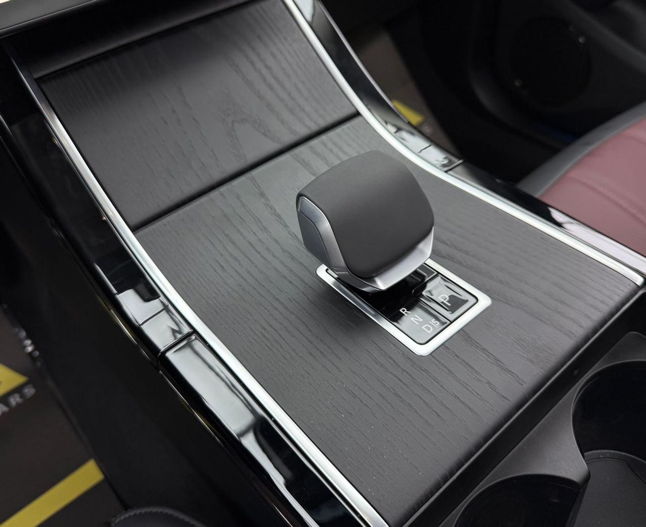 Land Rover Range Rover Evoque P250 SE 2.0L 2025 Range Rover Evoque P250 Dynamic SE ,Warranty ,Brand New.