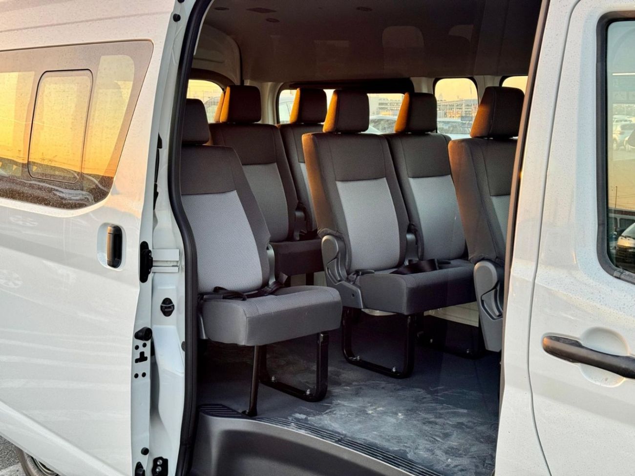 Toyota Hiace Commuter Standard 2.8L DIESEL