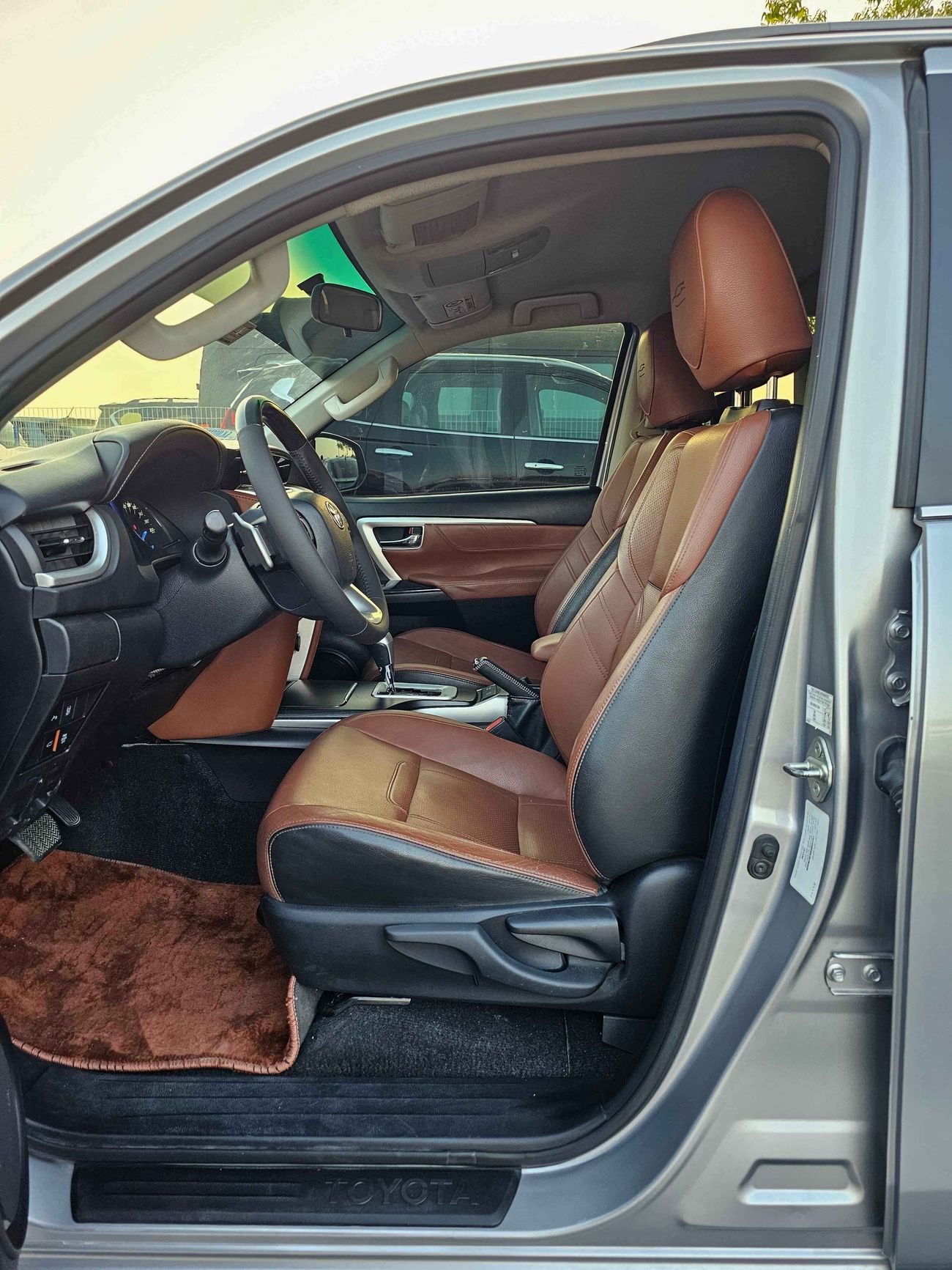 Toyota Fortuner VXR V6/ 4WD/ AUTO TRUNK/ TRIPTONIC/ DVD/ HEAD REST/ LEATHER/ LOT# 31141