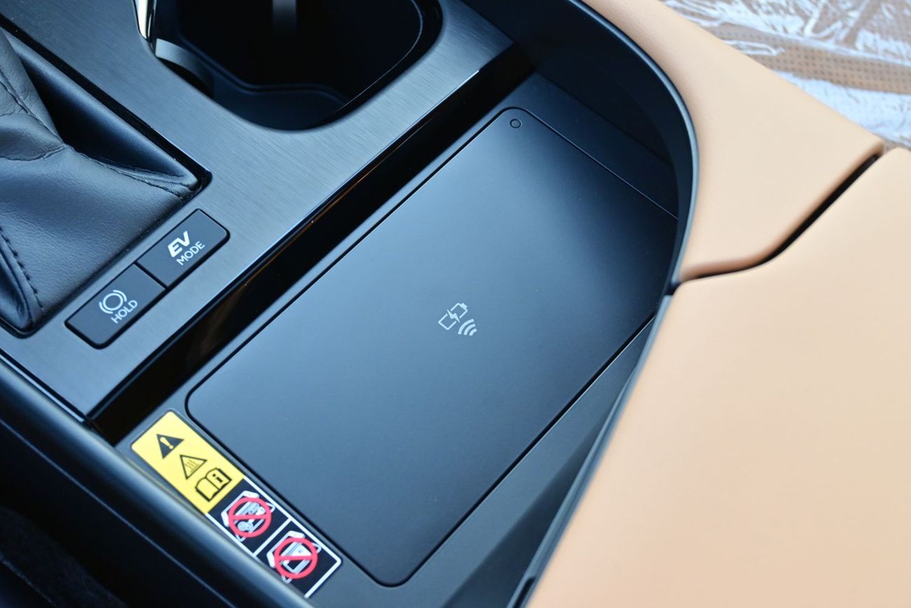 Lexus ES300h Lexus ES300H 2.5L Hybrid, Color Black Model 2024