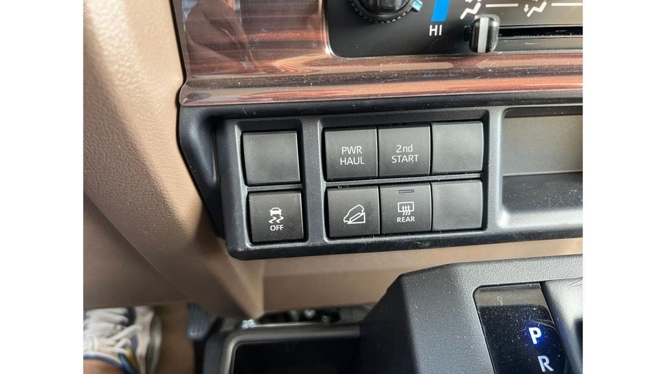 Toyota Land Cruiser 70 LC71 Capsule 4.0L Petrol V6 Full Option