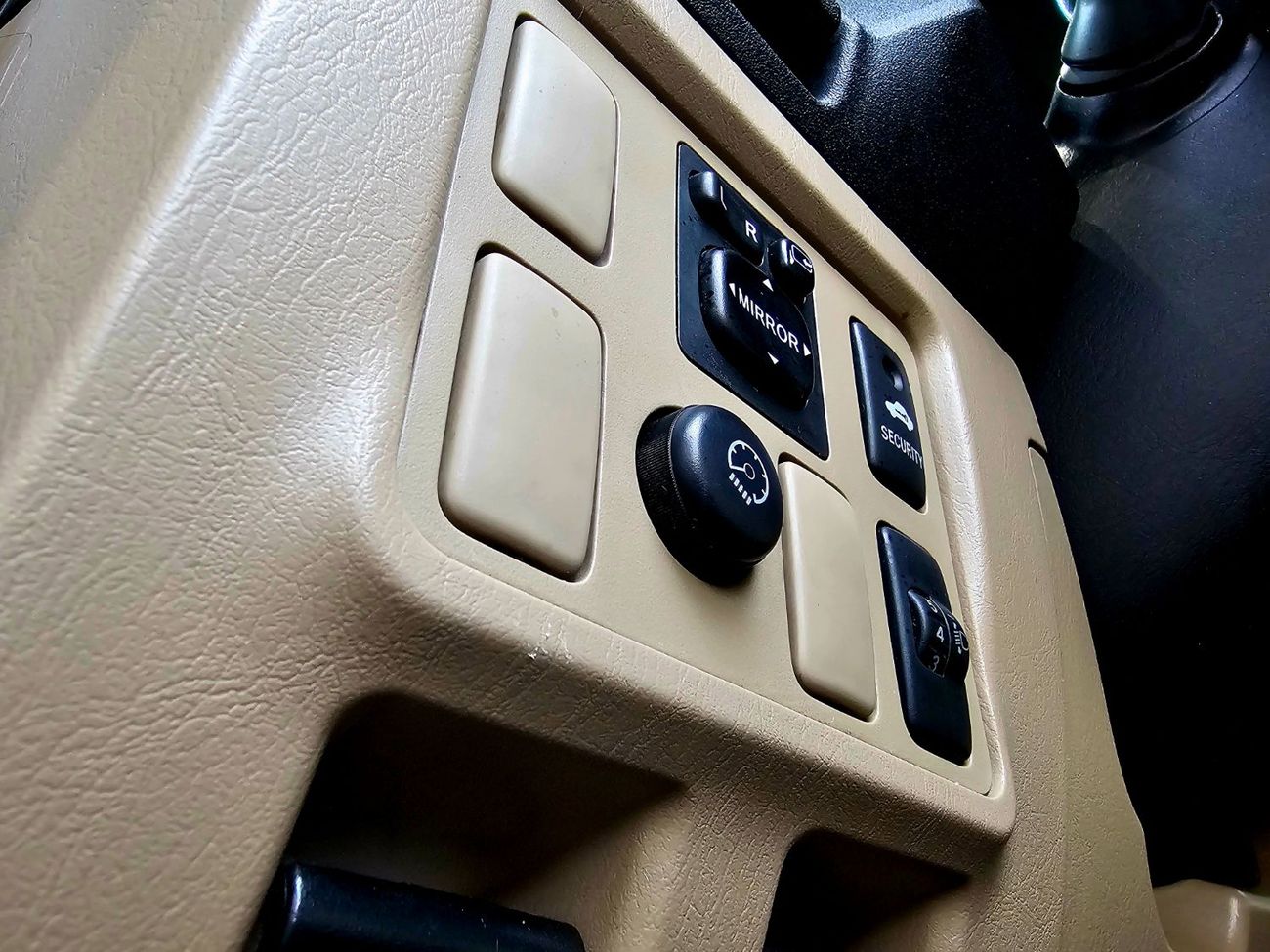 Toyota Fortuner EXR/ V4 2.7L 4WD/ LEATHER DVD/ LOW MILEAGE