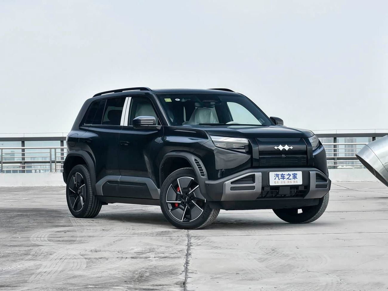 بي واي دي Leopard 3 TITANIUM Featuring the letter "T", a top speed of 501 km/h, and a four-wheel drive super-powerful ve