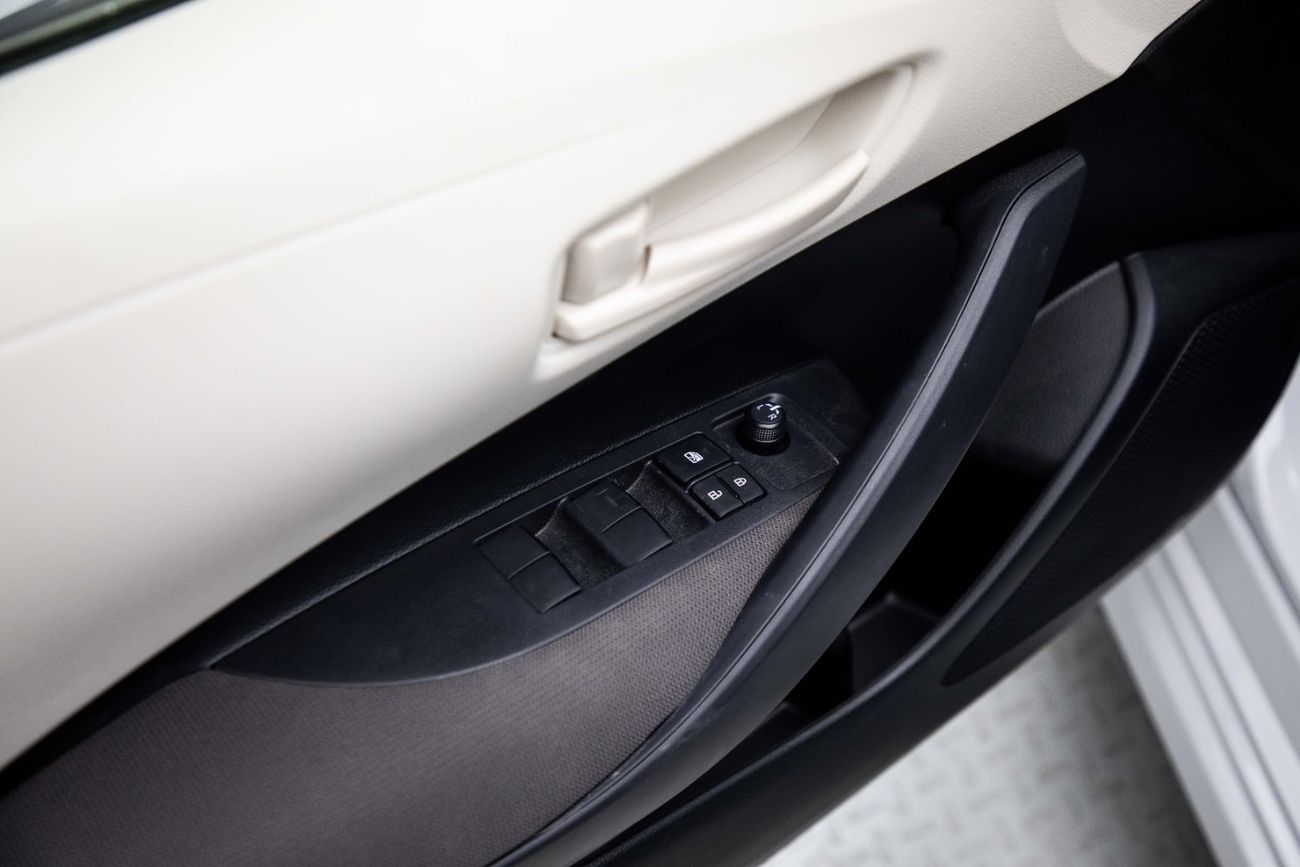 تويوتا كورولا XLI 2.0L - Platinum White Pearl Inside Fromage (Fabric) | Export Only