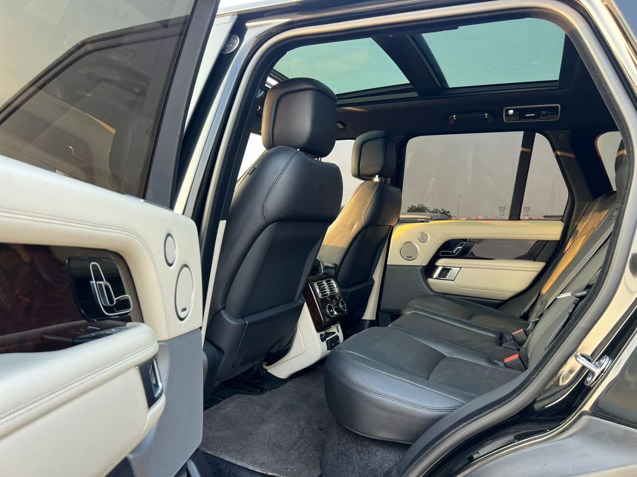 لاند روفر رينج روفر 2020 Land Rover - Range Rover Vogue HSE - 3.0L V6 Full Option Very Well Maintained -