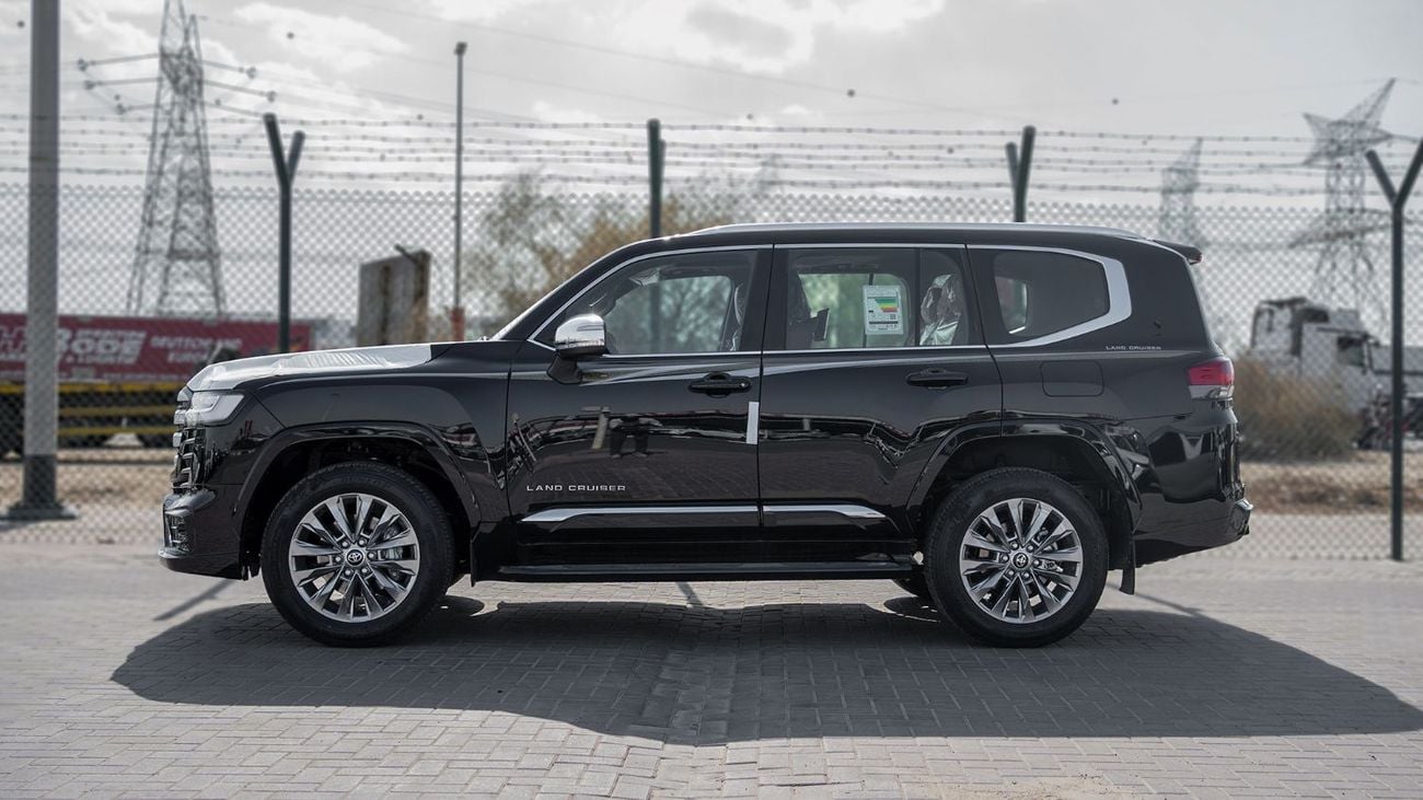 Toyota Land Cruiser 2025 Toyota Land Cruiser 300 VXR 3.5L AT Petrol Twin Turbo (Black-Red)