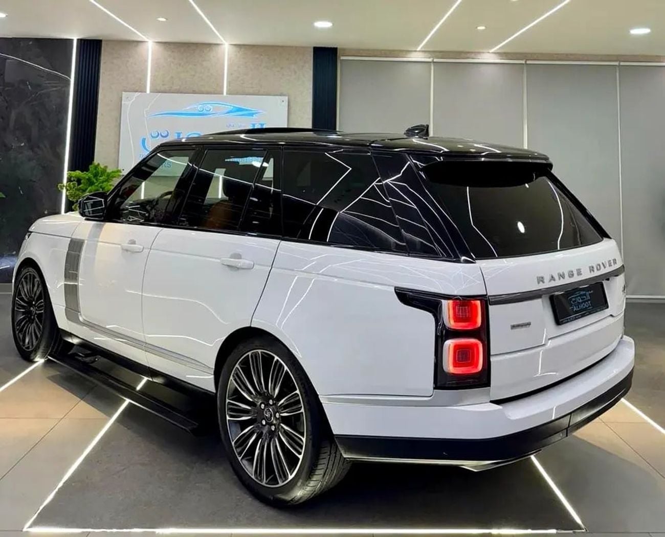 لاند روفر رينج روفر LWB Autobiography P400 3.0L ELITE VOGUE || SUPERCHARGED || GCC || FULLY LOADED || ACCIDENTS FREE