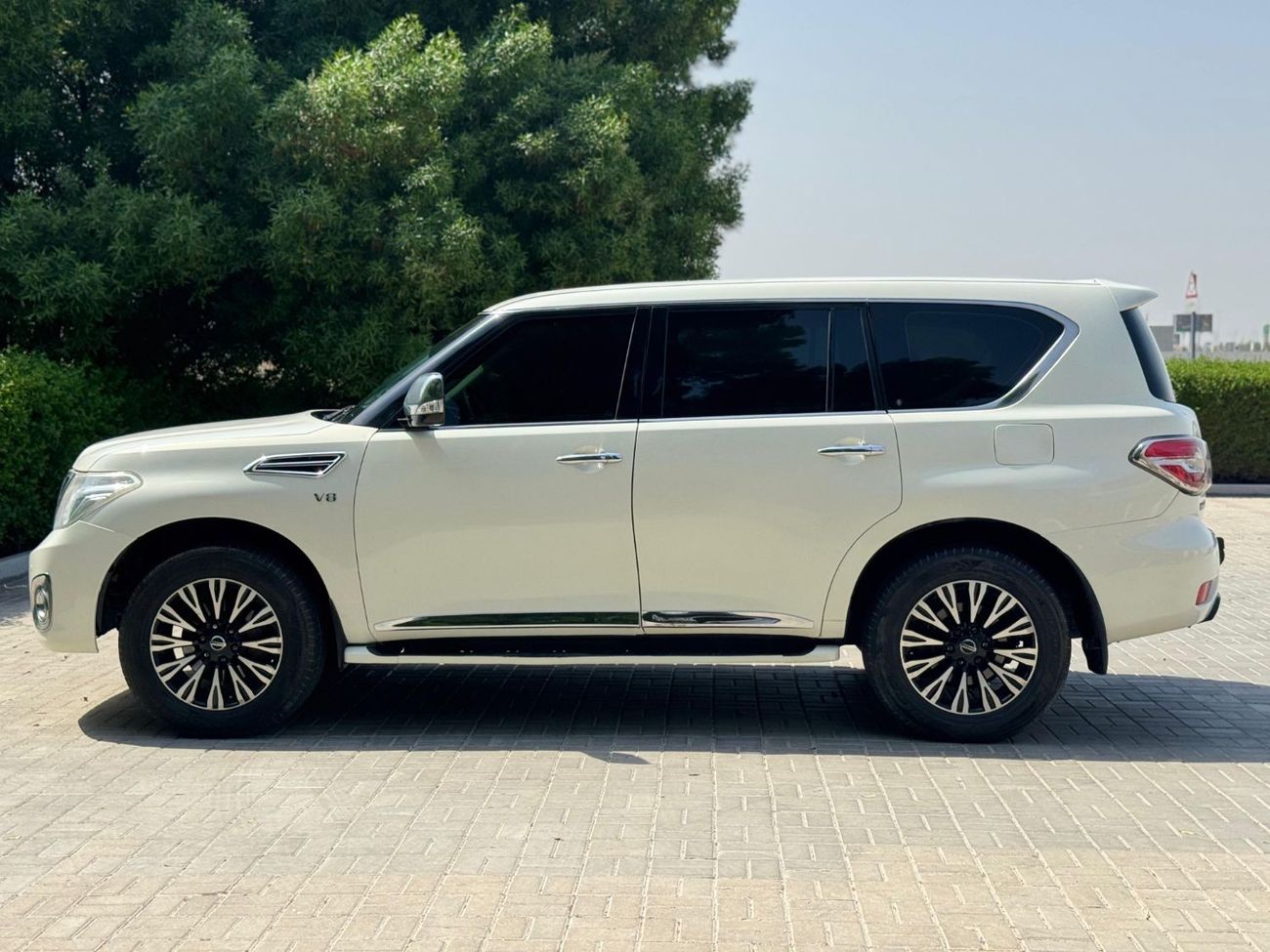 نيسان باترول Nissan patrol 2010 V8 big engine Gcc Full options