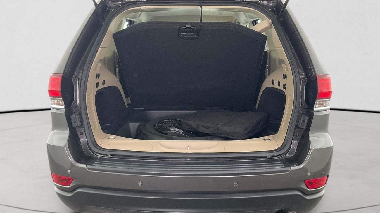 جيب جراند شيروكي Laredo | upto AED 20,000 Ramadan Discount | شامل الضمان | 0 ﺪﻔﻋﺓ ﺃﻮﻟﻯ