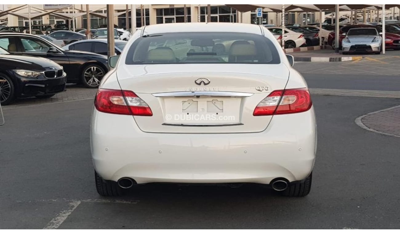 Infiniti Q70 Infinity Q70 model 2014 GCC car prefect condition full option sun roof leather seats navigation sen
