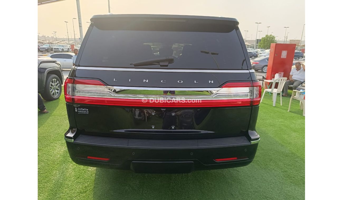 Lincoln Navigator Presidential Car in excellent condition. clean from the inside and outside!